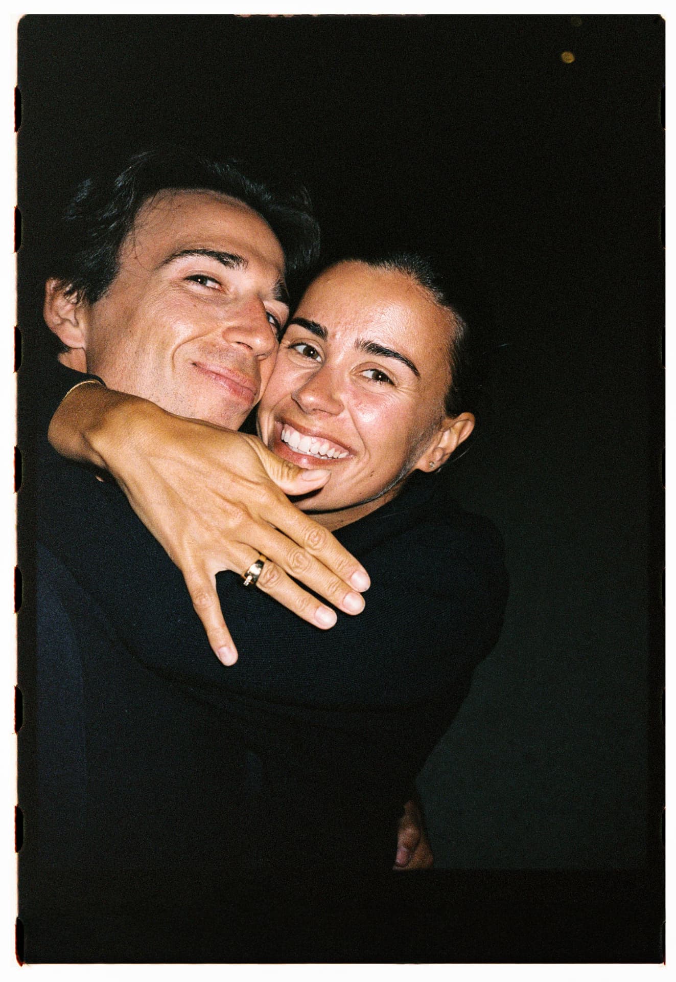 La pareja abrazada, sonriendo, en una foto de película analógica